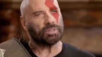 John Travolta apareceu caracterizado como Kratos para uma campanha do jogo "God of War Ragnarok" - Reprodução: Playstation