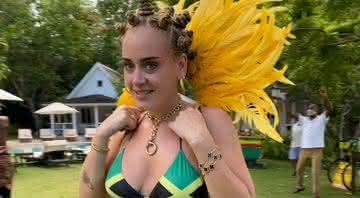 Adele usou um biquíni com estampa da Jamaica e trançou os cabelos em um penteado tradicional da cultura negra, fazendo com que a acusassem de apropriação cultural - Reprodução/Instagram