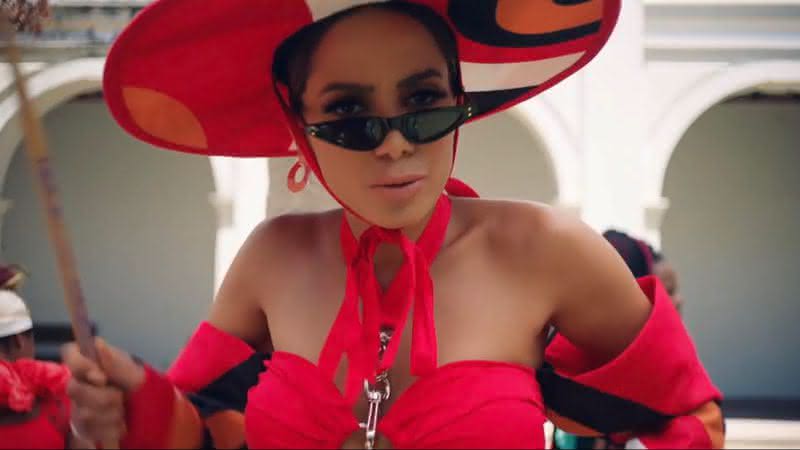 Anitta com o figurino do leilão em clipe de "Me Gusta" - Divulgação/Warner Music