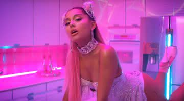 Ariana Grande no clipe de 7 Rings: cantora está processada por supostamente plagiar o refrão de outra música - YouTube