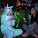 Miley Cyrus e Ariana Grande no Happy Hippie Presents - Reprodução/Youtube