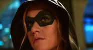 Mia Smoak (Katherine McNamara) como o Arqueiro Verde em nova prévia de Arrow - YouTube/CW