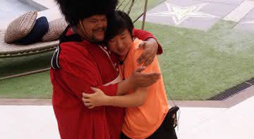 Babu abraça Pyong após parabenizá-lo pelo nascimento do filho Jake - Globoplay