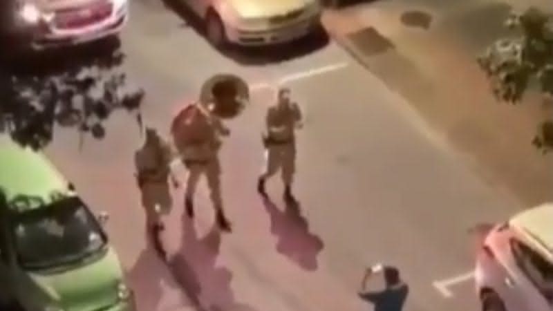 Cena dos policiais cantando tocando Stand By Me nas ruas de Florianópolis - Instagram