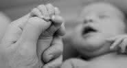 Recém-nascido foi registrado segurando o DIU da mãe e viralizou nas redes sociais - Jeff Allen/Pixabay