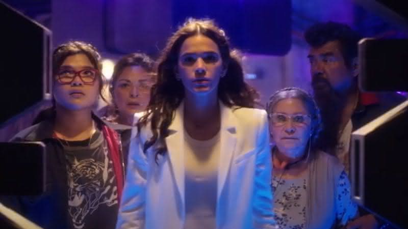 Bruna Marquezine encontra Susan Sarandon em nova imagem de "Besouro Azul" - Divulgação/Warner Bros. Pictures