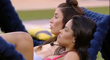 Bianca Andrade e Flayslane em conversa na área externa da casa do BBB20 - Globoplay