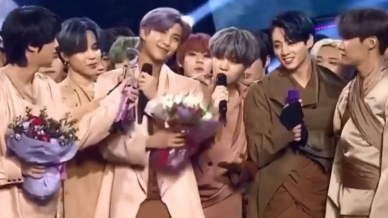 BTS recebendo o prêmio do primeiro win de ON - Twitter