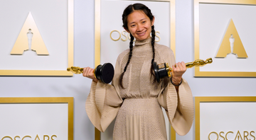 Chloé Zhao com as estatuetas de Melhor Filme e Melhor Direção, por "Nomadland - Chris Pizzello-Pool/Getty Images