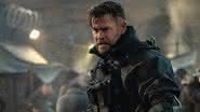 Chris Hemsworth cutuca Marvel e elogia cenas de ação de "Resgate 2": "baseadas na realidade" - Divulgação/EW/Netflix