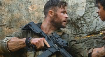 Chris Hemsworth no filme "Resgate" - Reprodução/Netflix