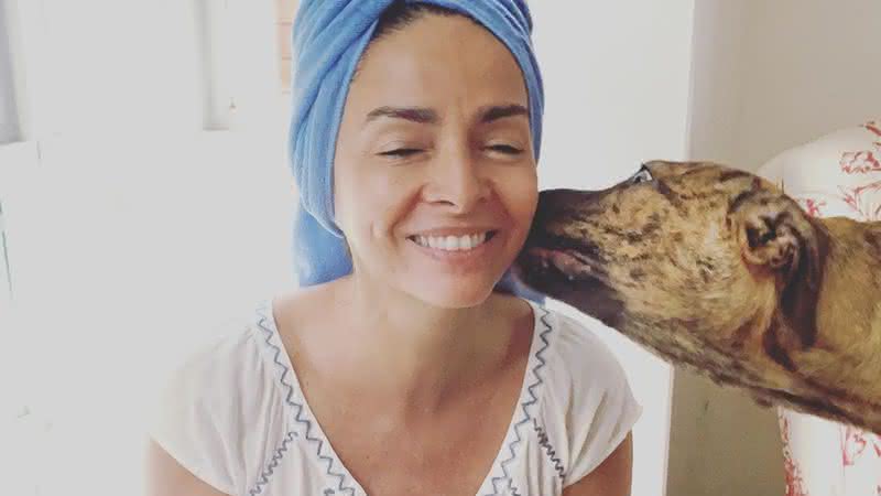 Claudia Ohana e um dos animais que foi adotado - Reprodução/Instagram
