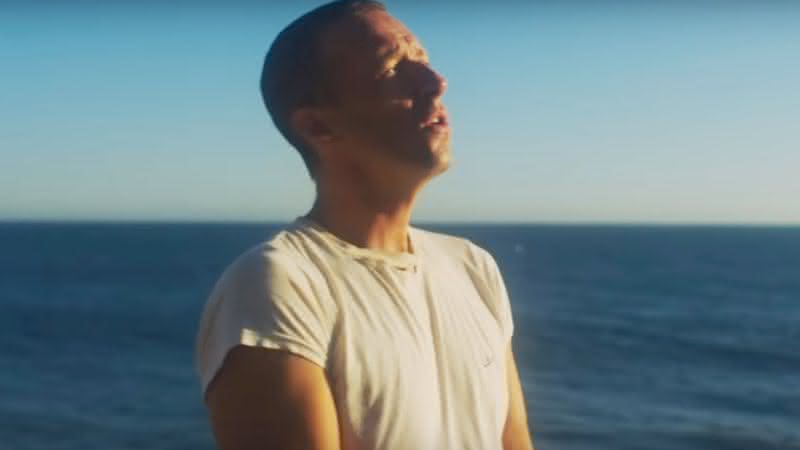 Chris Martin, vocalista do Coldplay, no clipe de Everyday Life - YouTube