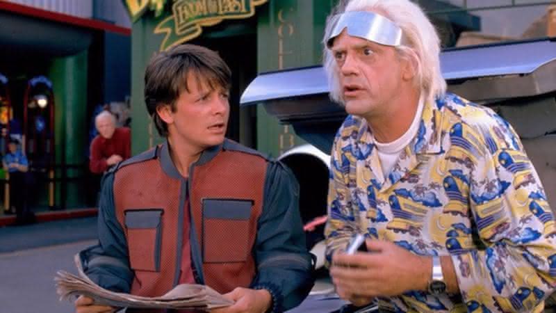 Doc e Marty em cena do filme que se passa em 2015 - Universal Studios/Reprodução