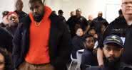 Após a performance, o rapper convidou os detentos para se ajoelharem para rezar - Twitter