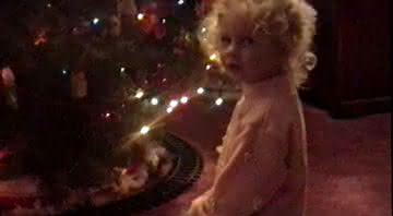 O videoclipe caseiro mostra momentos da infância durante o natal - Reprodução/Youtube