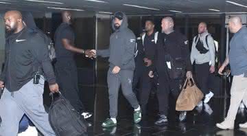 Drake chegando no aeroporto internacional do Rio - Thyago Andrade/Brazil News