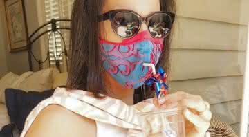 Ellen Macomber criou máscaras com um buraco para facilitar a ingestão de bebidas - Facebook