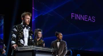 Finneas aceitando seu Grammy na cerimônia de hoje /926) - Reprodução/Youtube
