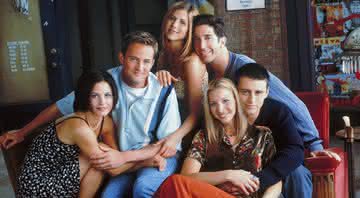 Jeniffer Aniston Lisa Kudrow, Courtney Cox, David Schwimmer, Matt LeBlanc e Matthew Perry no set de Friends - Divulgação/Warner Bros.