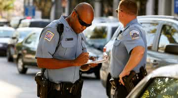 Policias dando multa no trânsito - Getty Images