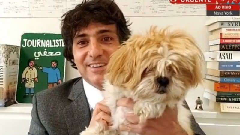 Guga Chacra e o cachorro durante entrada ao vivo na Globo News - Transmissão/Globo