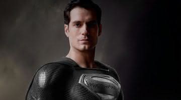 Henry Cavill aparece com o uniforme negro do Superman em primeira imagem oficial divulgada por Zack Snyder de sua versão para Liga da Justiça, de 2017 - Reprodção/Vero/Zack Snyder