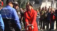 Jane Fonda sendo presa em frente ao Capitólio norte-americano - YouTube