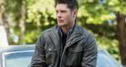 Jensen como Dean Winchester em Supernatural - Reprodução/CW