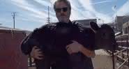 Joaquin Phoenix carrega bezerro resgatado - Reprodução/YouTube