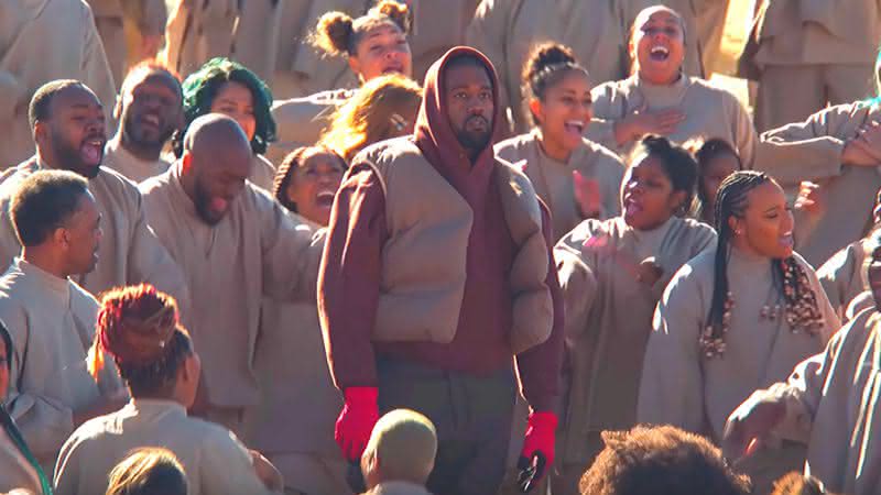 Kanye West cercado pelo coral do Sunday Service no clipe de Closed For Sunday - Reprodução/YouTube