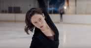 Kaya Scodelario em cena do trailer da série Spin Out - YouTube/Netflix