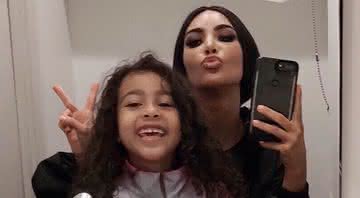 Kim Kardashian com sua filha em clique do Instagram - Reprodução/Instagram