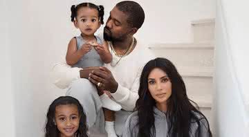 Kim Kardashian e Kanye West ao redor dos filhos em foto para o cartão de Natal da família - Instagram
