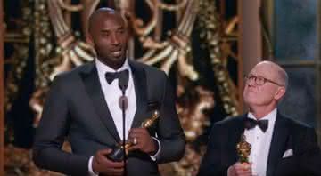 Kobe Bryant ao lado de Glen Kane recebendo o Oscar em 2018 - ABC
