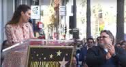 Lana Del Rey em discurso para Guillermo Del Toro na Calçada da Fama. Crédito: Reprodução/YouTube