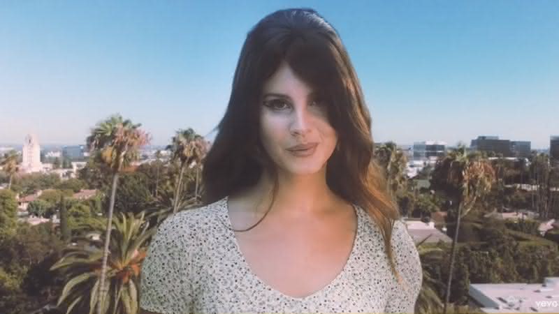 Lana Del Rey no clipe de Doin' Time - Reprodução/YouTube