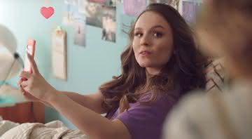 Larissa Manoela como a digital influencer Ana no trailer do filme Modo Avião - YouTube/Netflix