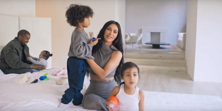 Kim Kardashian ao lado da família em sua casa - Reprodução/YouTube