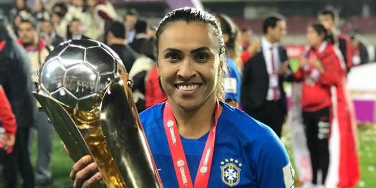 A jogadora Marta com a taça da Copa América 2018. - Reprodução/Instagram