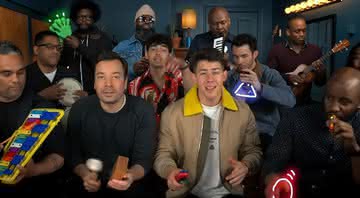 Jonas Brothers tocando 'Sucker' com Jimmy Fallon. - Reprodução