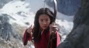 Yifei Liu como Mulan em cena do filme em live-action da personagem - Reprodução/Disney