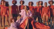 A cantora Beyoncé em cena do clipe de 'Spirit', ao lado da filha Blue Ivy - Reprodução/YouTube