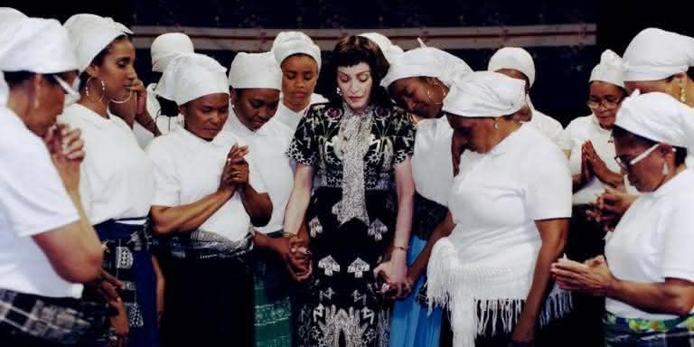 Madonna com a Orquestra Batukadeiras no clipe de 'Batuka' - Reprodução/Vevo