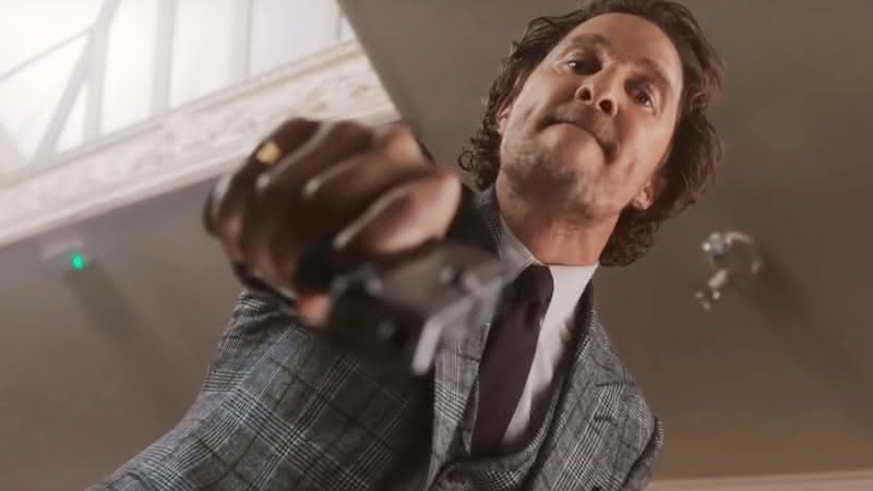 Matthew McConaughey em cena do trailer de The Gentleman - YouTube/STX