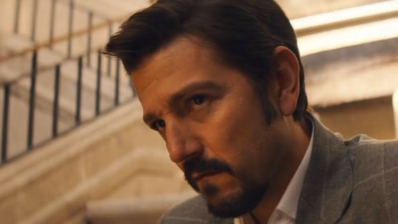 Diego Luna como o personagem Miguel Félix Gallardo em cena da segunda temporada de Narcos: México - Netflix