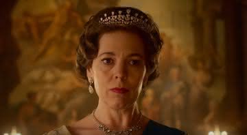 Olivia Colman como a Rainha Elizabeth II em The Crown - YouTube/Netflix