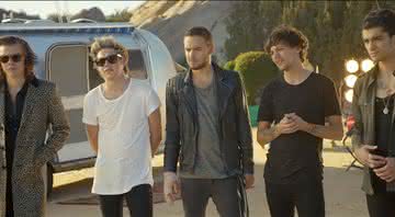 One Direction no clipe de Steal My Girl - YouTube