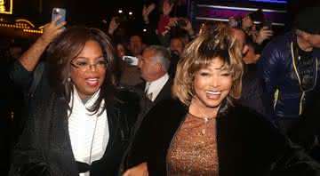 Oprah Winfrey e Tina Turner na saída do Lunt-Fontanne Theatre, em Nova York - Photo by Bruce Glikas/FilmMagic/Getty Images