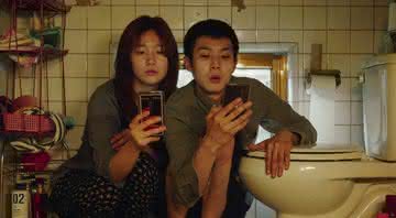 Park So-dam e Choi Woo-shik como irmãos no filme sul-coreano Parasita - Neon
